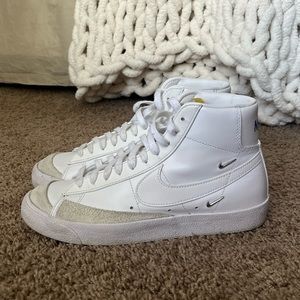 Nike Blazer Mid 77 'Sisterhood - White Metallic Silver'